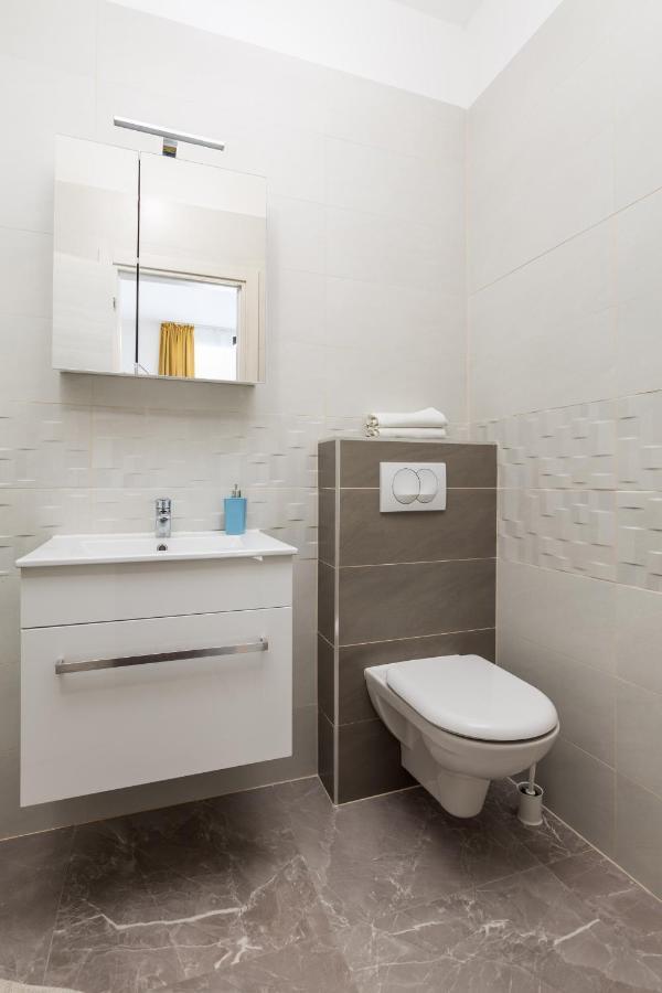 Studio Apartments Fran'S Rijeka Bagian luar foto