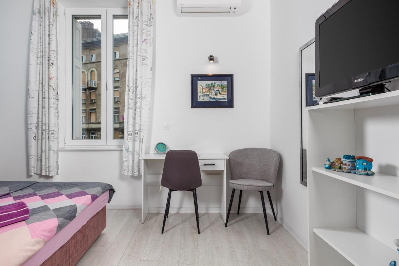 Studio Apartments Fran'S Rijeka Bagian luar foto